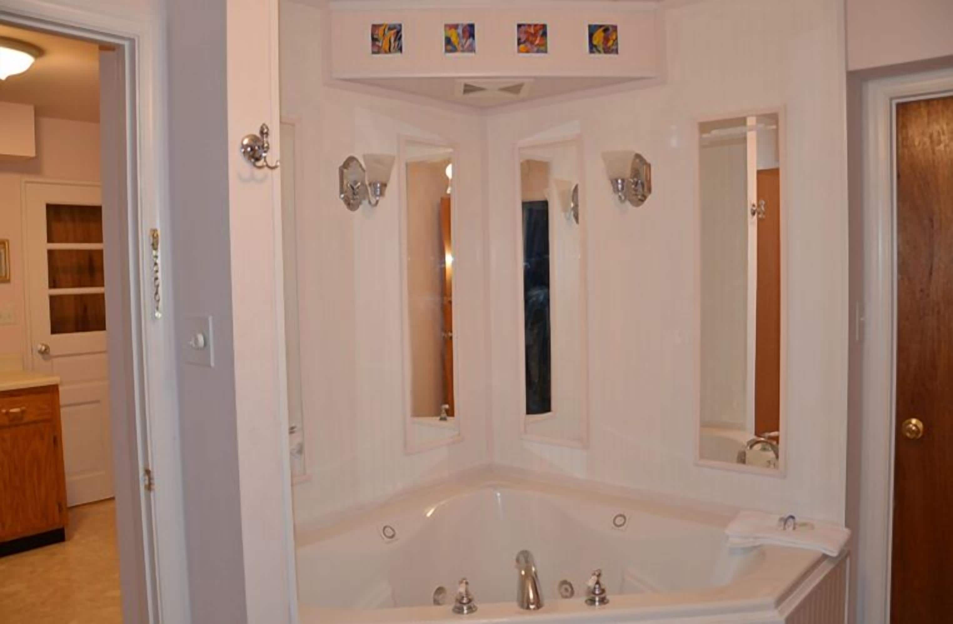 Superior Suite, 1 Queen Bed | Bathroom
