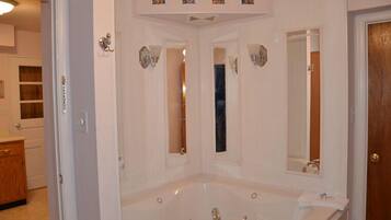 Superior Suite, 1 Queen Bed | Bathroom