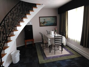 Suite Supérieure, 1 grand lit | Restauration dans la chambre