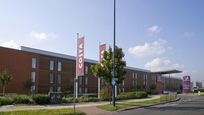 En modern byggnad med Costa-flaggor, en parkeringsplats och en skylt för Premier Inn.