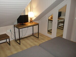 Small attic double room | 1 غرفة نوم وواي فاي مجانًا وملاءات أسرّة