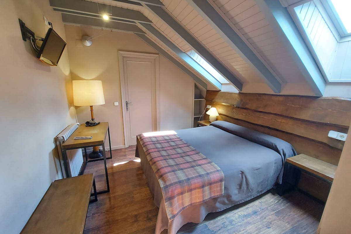 Small attic double room | Free WiFi, bed sheets