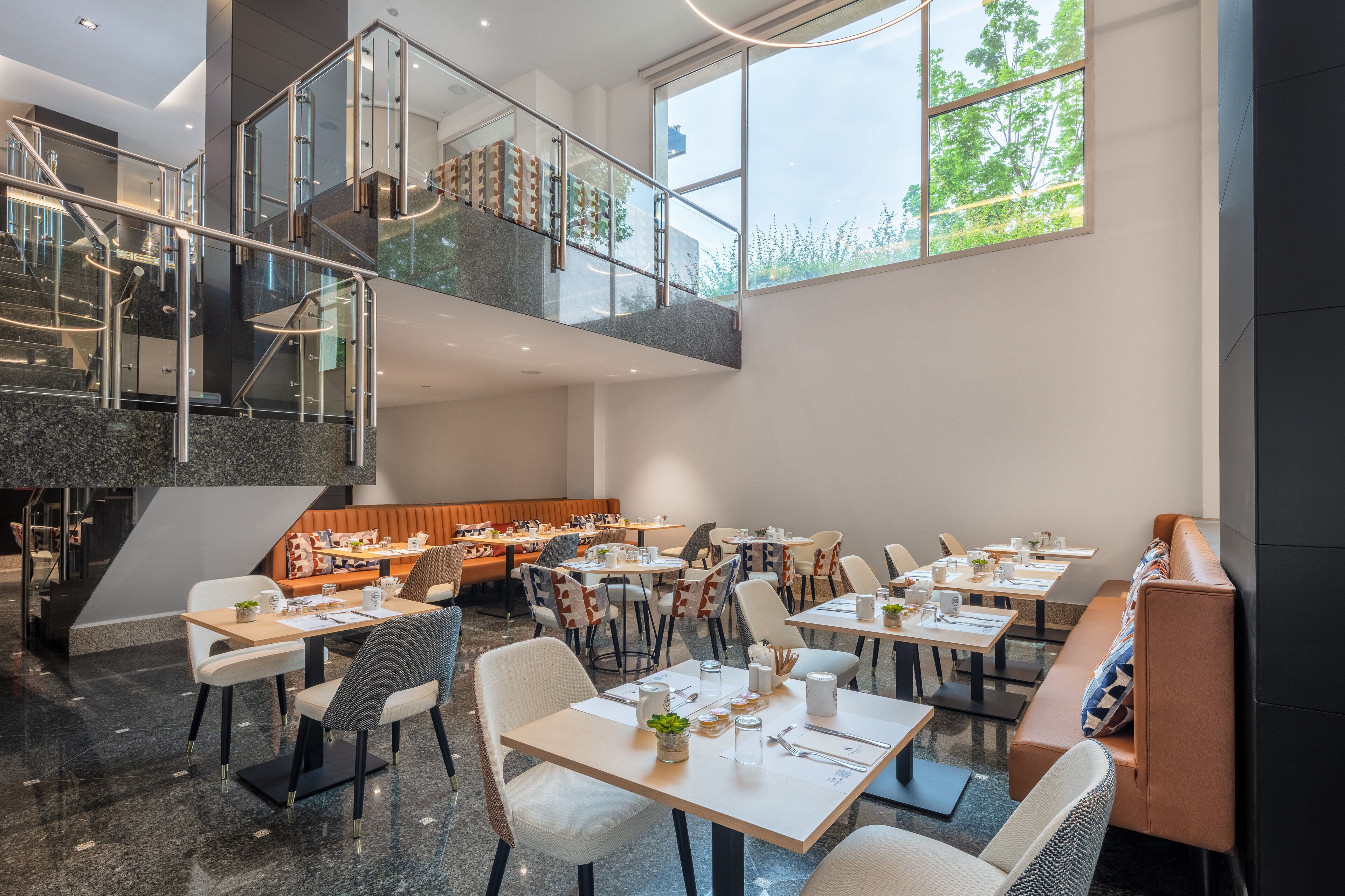 Bữa sáng buffet vào ngày cuối tuần (13 EUR/mỗi người) 