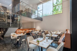 Ontbijtbuffet in het weekend (EUR 13 per persoon)