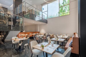 Se ofrece un desayuno bufé los fines de semana (13 EUR por persona)