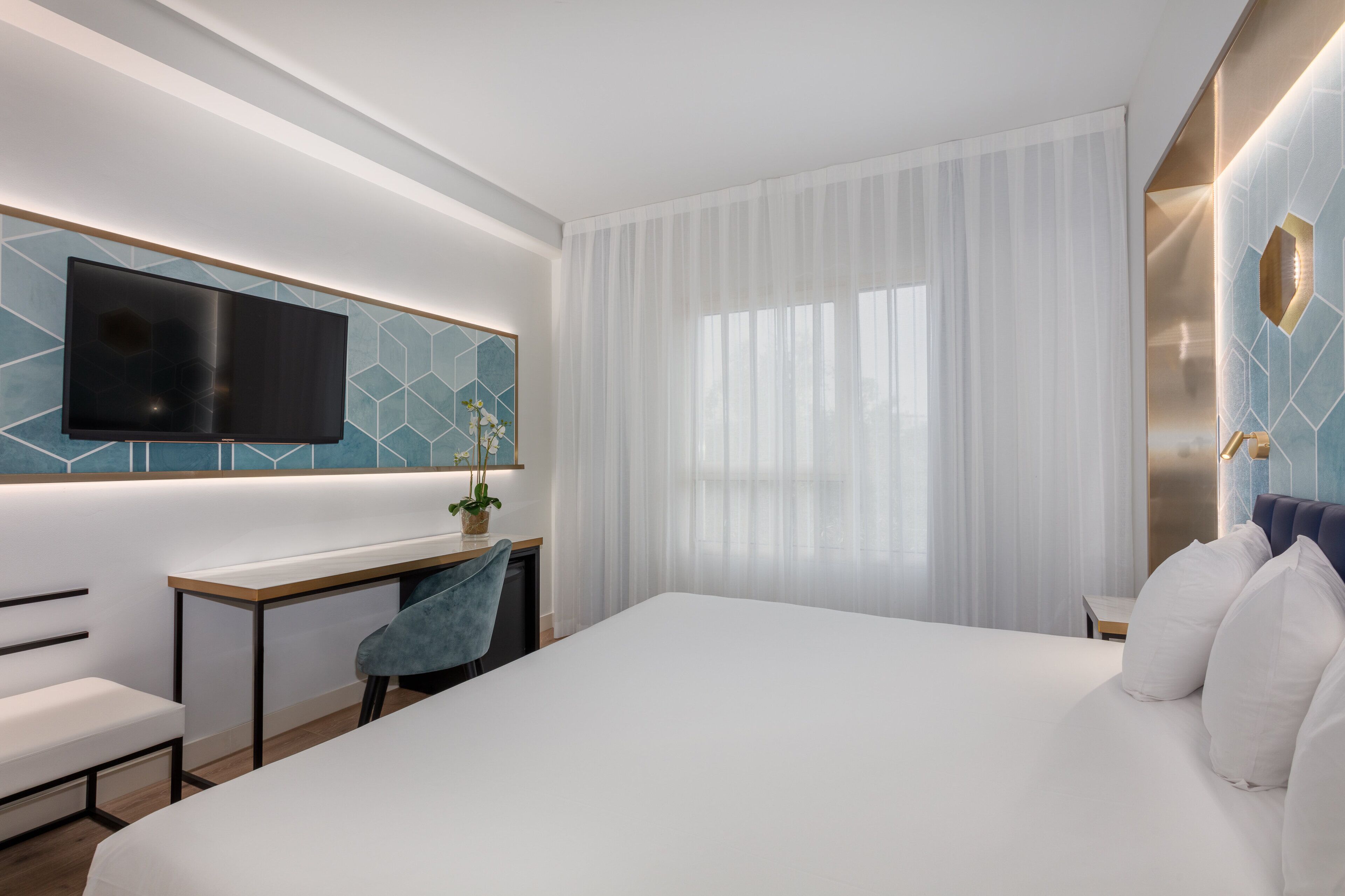 standard room | minibar, in-room safe, desk, laptop workspace