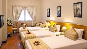 Classic Triple Room | Minibar, in-room safe, desk, soundproofing