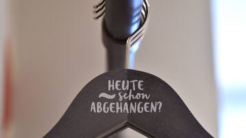 Una percha metálica con el texto "HEUTE schon ABGEHANGEN?"