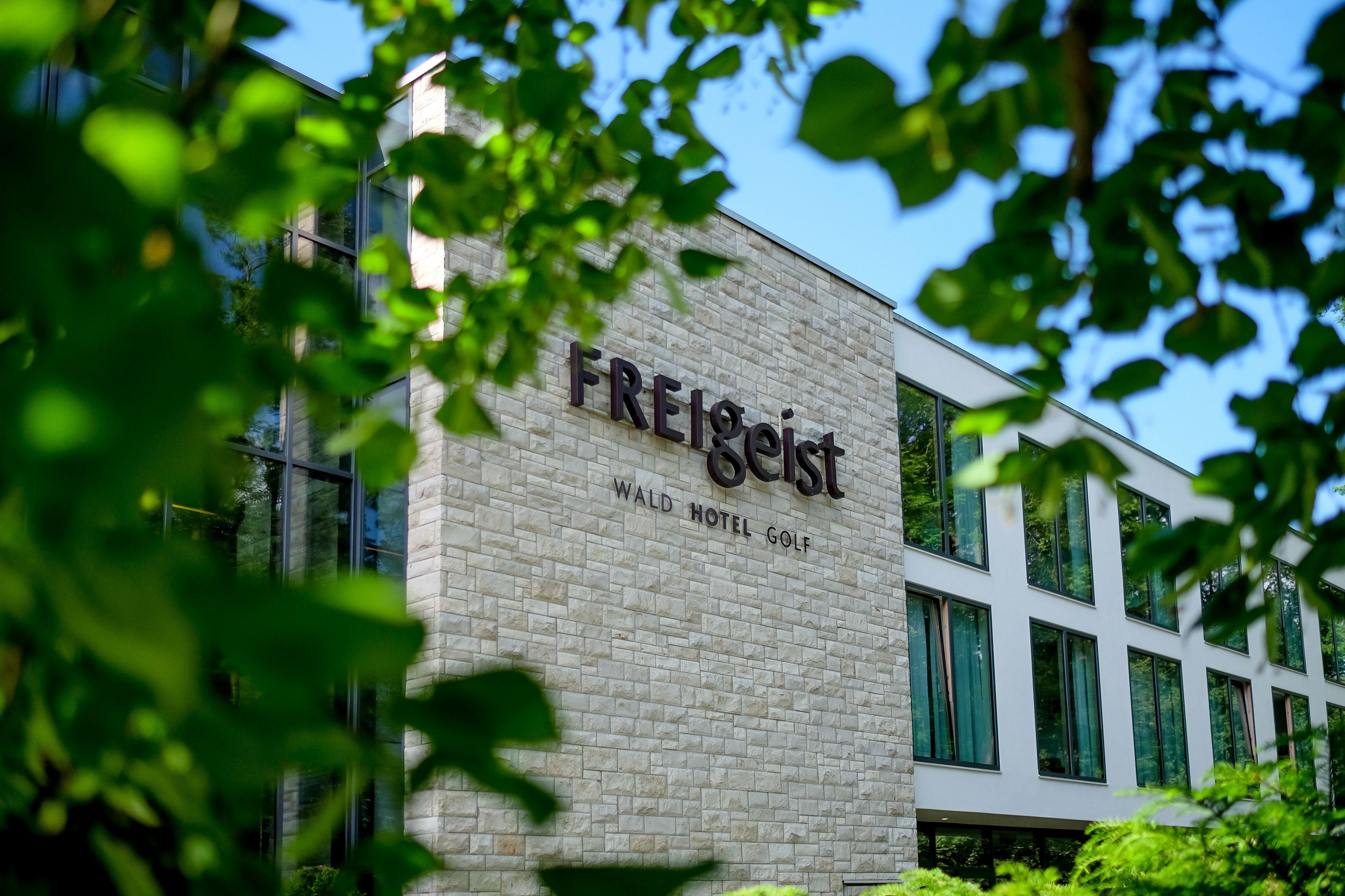 A building with the sign "FREIGEIST Wald Hotel Golf".