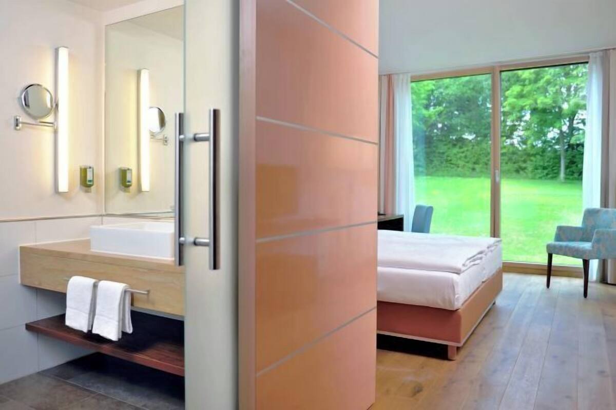 Hypo-allergenic bedding, minibar, in-room safe, desk
