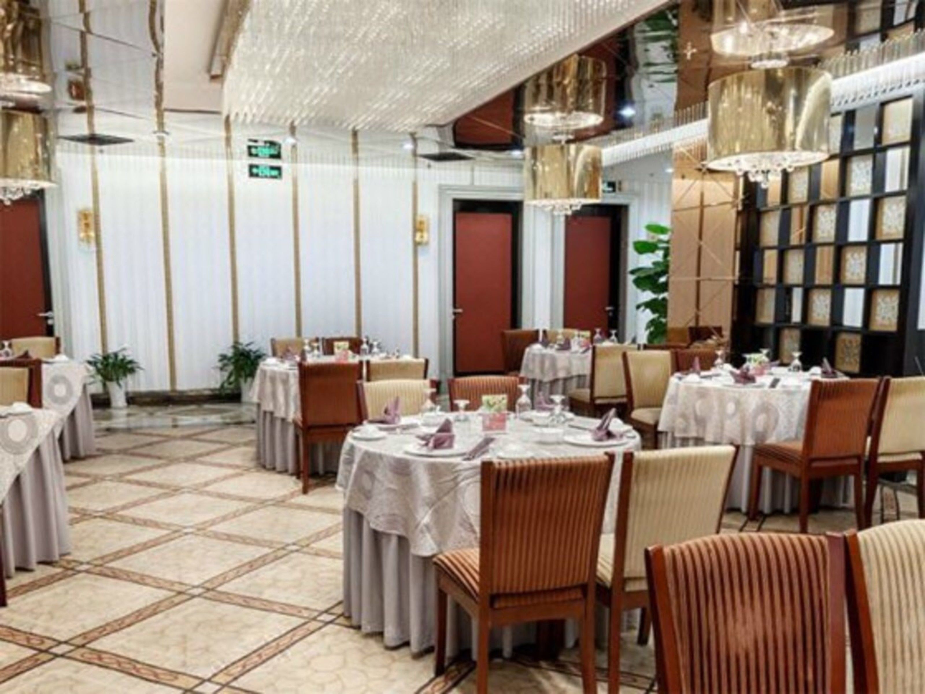 3 restaurants, lunch, dinner served; chinese cuisine