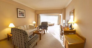 Executive Suite, 1 King Bed | Desk, blackout drapes, soundproofing, free WiFi