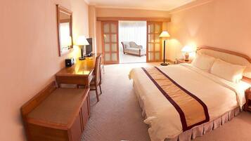 Phòng, 1 giường đôi (Special Rate) | Bàn, màn/rèm cản sáng, phòng cách âm