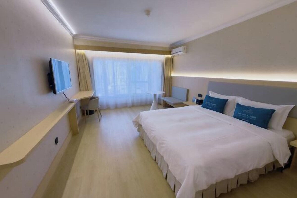 Schreibtisch, Verdunkelungsvorhänge, schallisolierte Zimmer