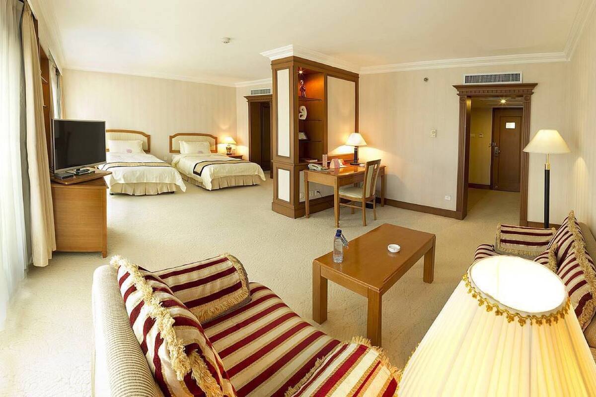 Executive Suite, 1 King Bed | Desk, blackout curtains, soundproofing, free WiFi