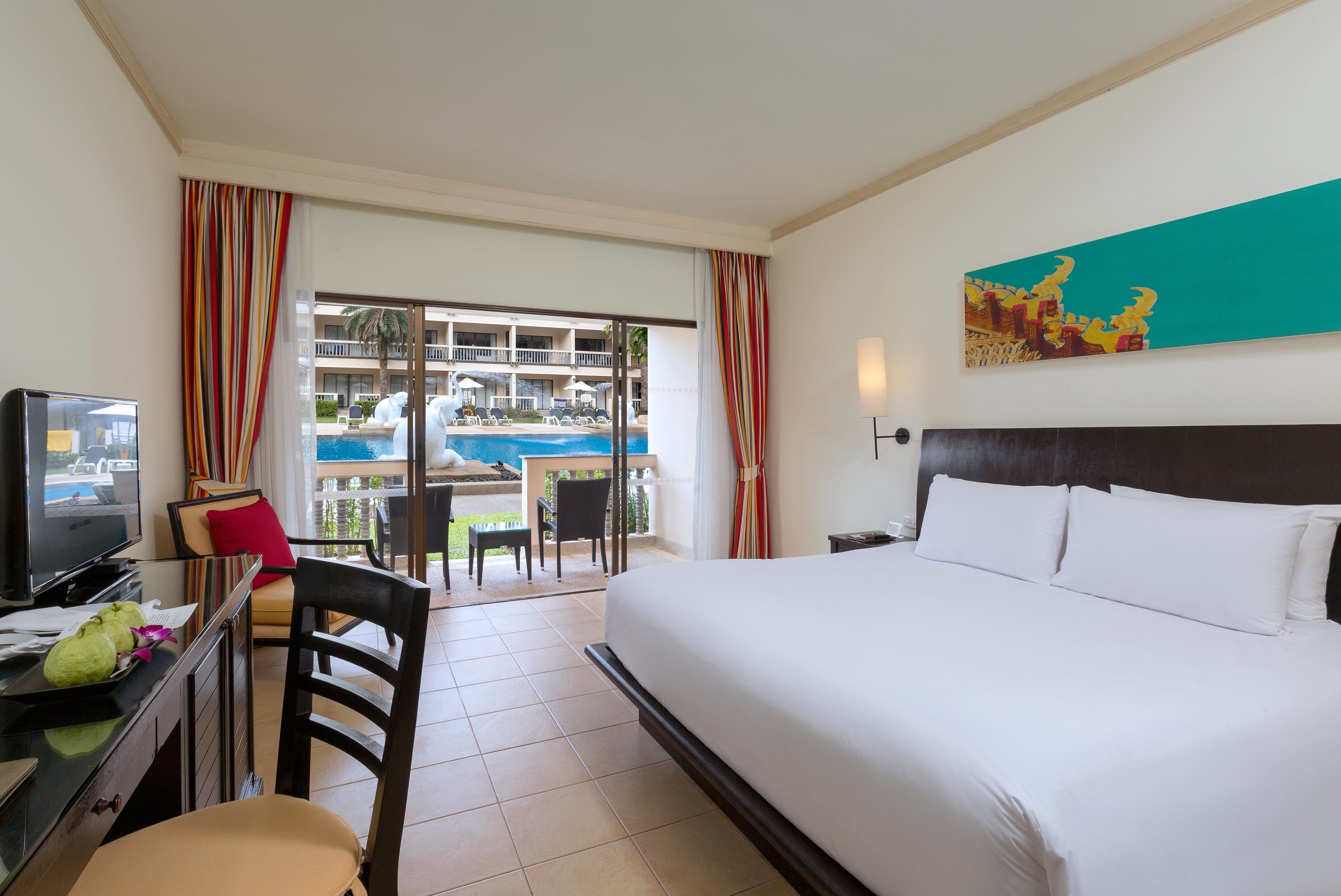 มินิบาร์, ตู้นิรภัยในห้องพัก, โต๊ะทำงาน, ผ้าม่านกันแสง