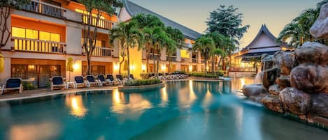 3 outdoor pools, sun loungers