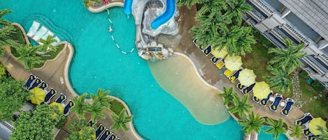 3 piscines extérieures, chaises longues