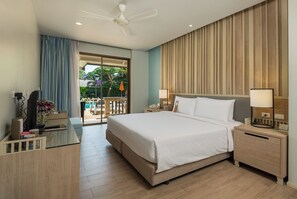 Habitación Deluxe, 1 cama King size, acceso a la alberca | Minibar, caja de seguridad en la habitación y escritorio 