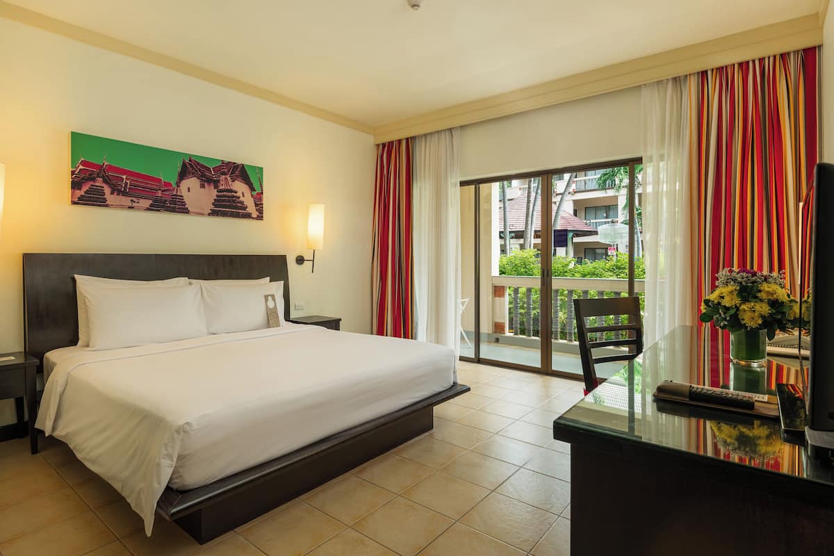 Suite Premium, 1 camera da letto, vista piscina (King) | 1 camera, minibar, una cassaforte in camera, una scrivania