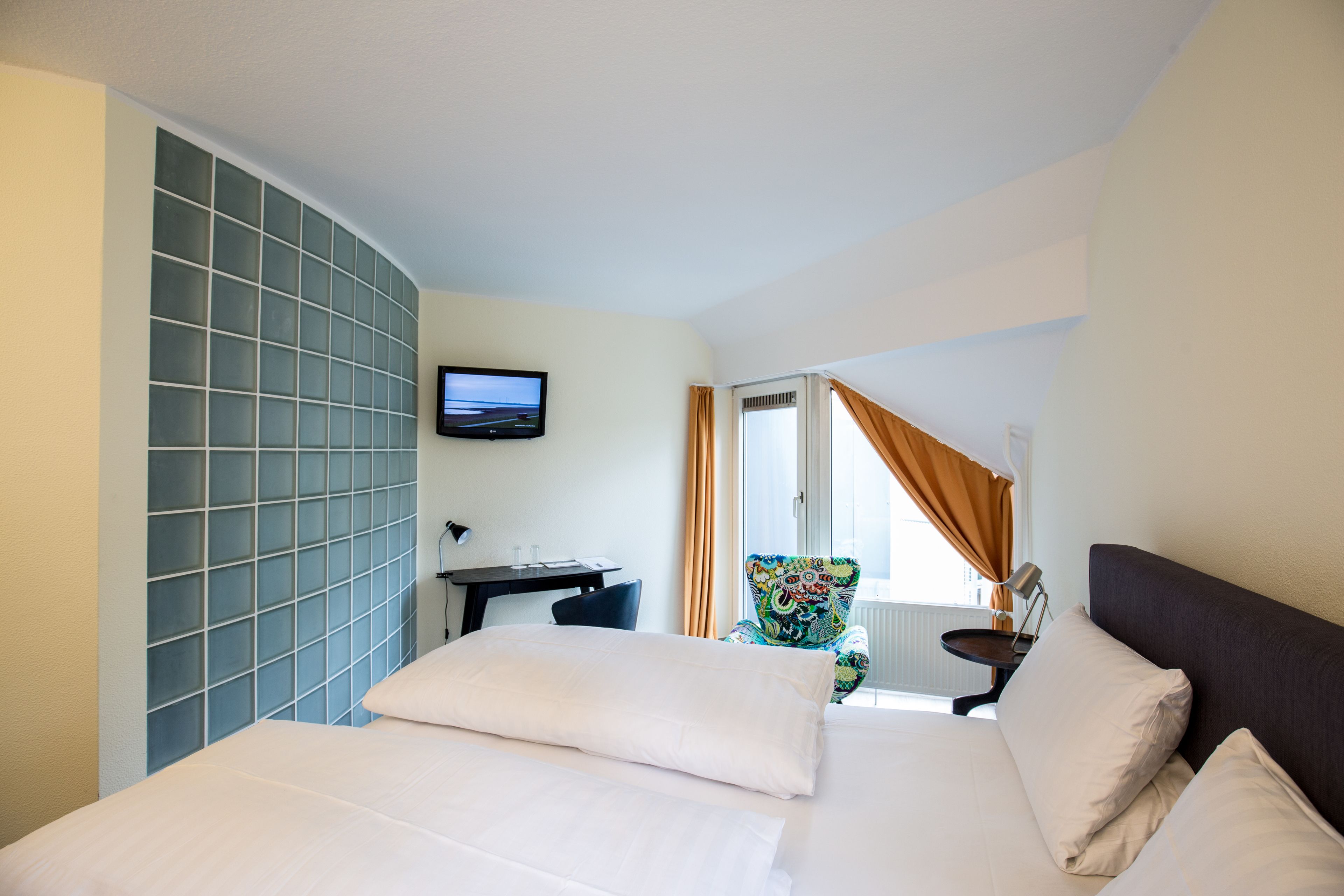 コンフォート ダブルルーム | 低刺激性寝具、デスク、アイロン / アイロン台、ベビーベッド (無料)