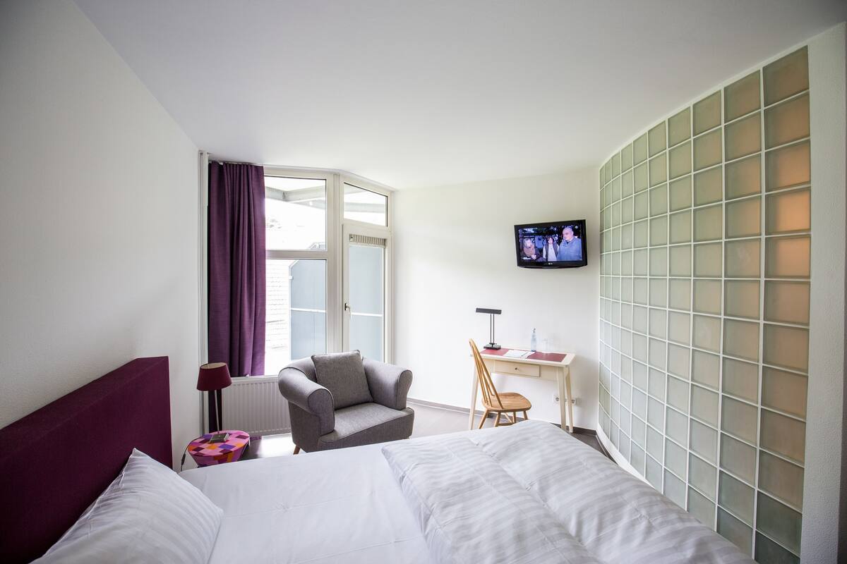 Comfort eenpersoonskamer | Hypoallergeen beddengoed, een bureau, een strijkplank/strijkijzer