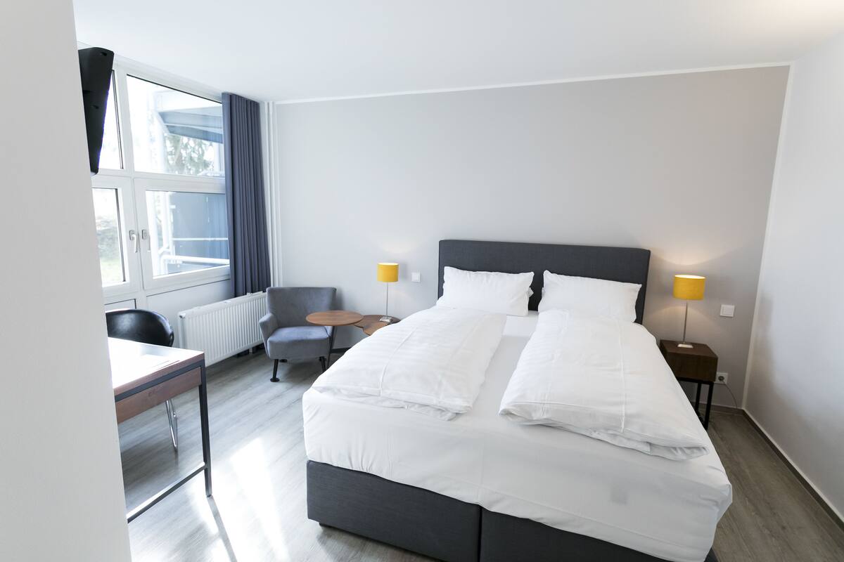 Comfort tweepersoonskamer | Hypoallergeen beddengoed, een bureau, een strijkplank/strijkijzer