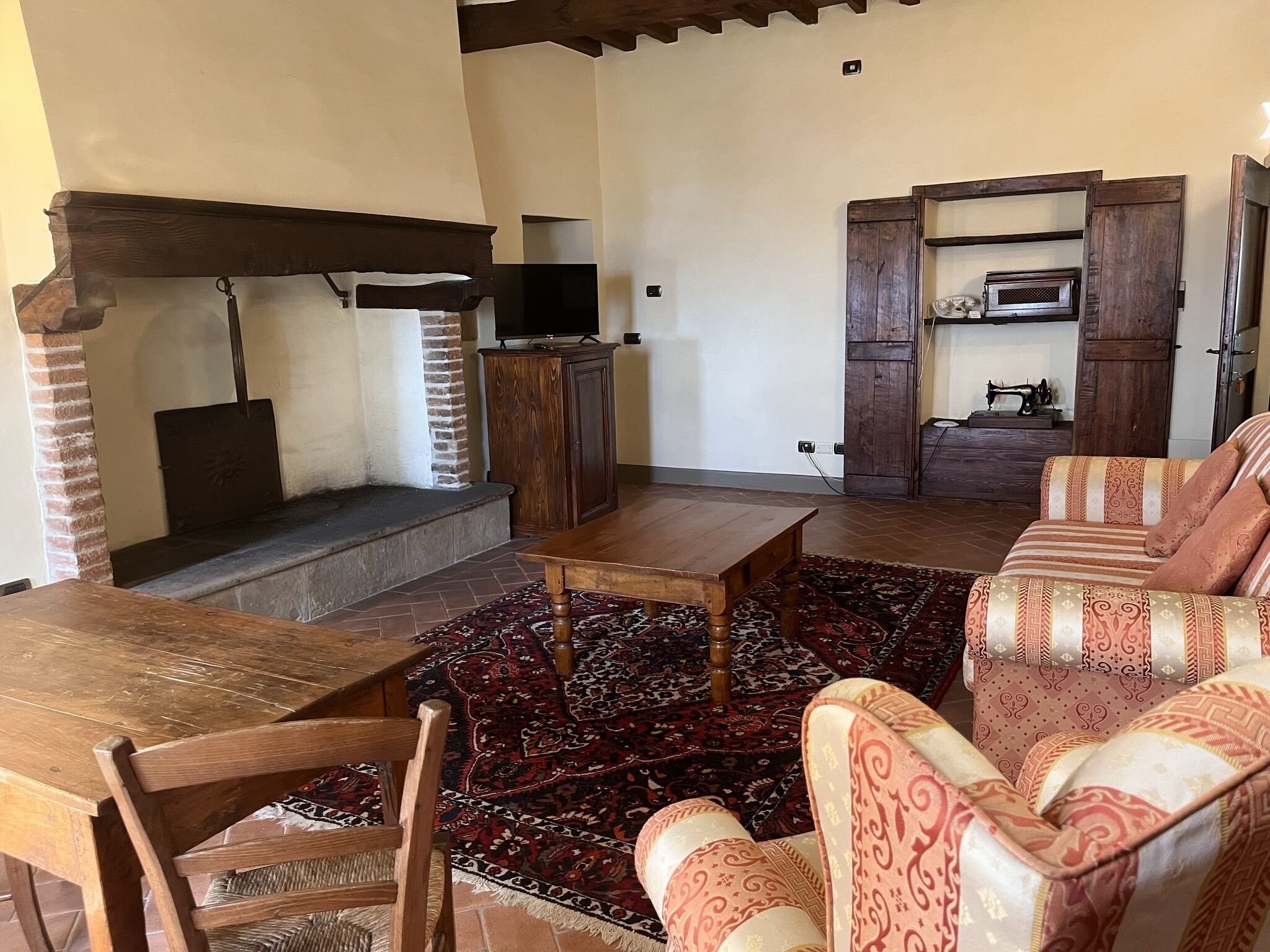 deluxe suite | living area | 20-inch flat-screen tv with cable channels, tv