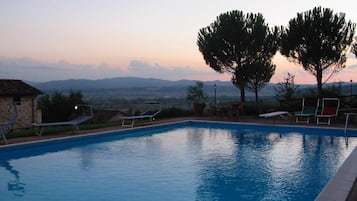 Piscina stagionale all'aperto, ombrelloni da piscina, lettini