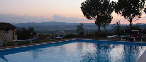 Piscina stagionale all'aperto, ombrelloni da piscina, lettini