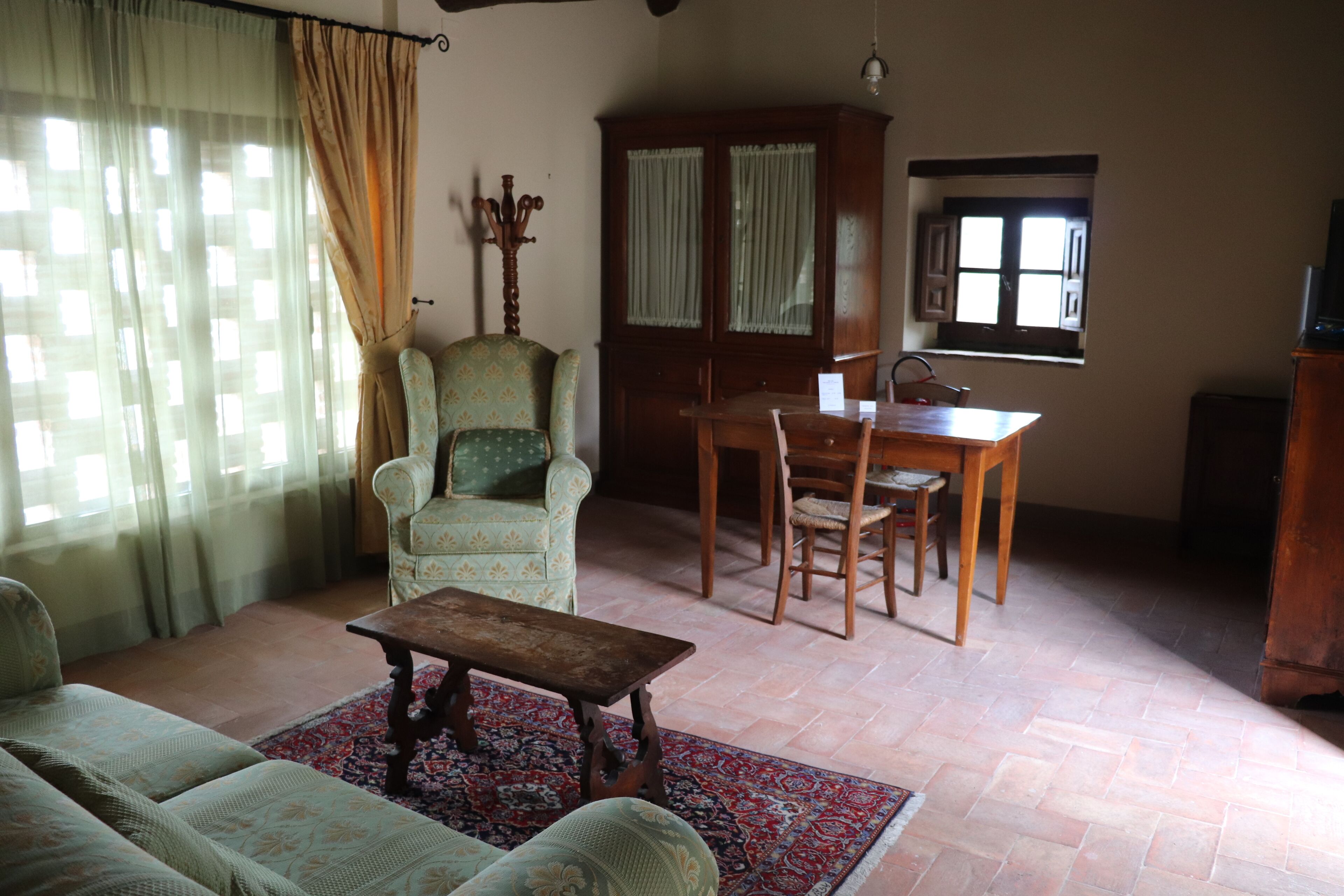 deluxe suite | living area | 20-inch flat-screen tv with cable channels, tv