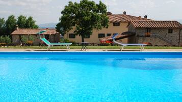 Piscina stagionale all'aperto, ombrelloni da piscina, lettini