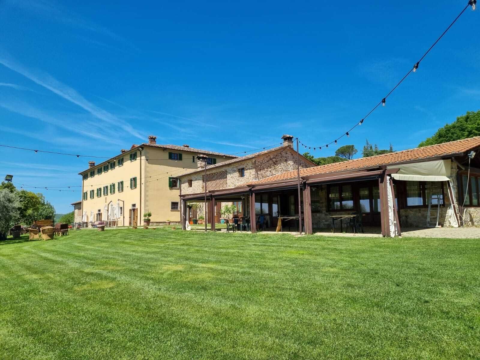 Un bâtiment à deux étages doté d’un patio couvert et d’une pelouse bien entretenue.