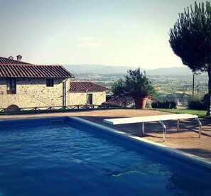 시즌별로 운영되는 야외 수영장, 수영장 파라솔, 일광욕 의자