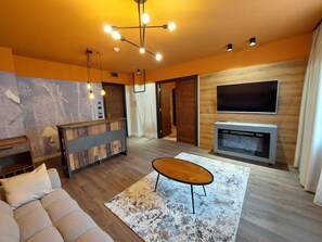 Premium Room | Living area | 110-cm Smart TV with cable channels, TV - Bucharest Comfort Suites (Bucharest)