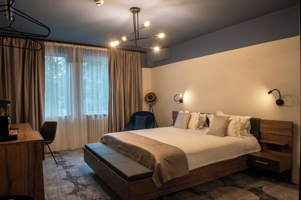 ميني بار وخزنة داخل الغرفة ومكتب ومساحة عمل للكمبيوتر المحمول