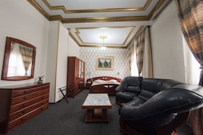 Suite Deluxe | 1 dormitorio, minibar, caja fuerte y escritorio