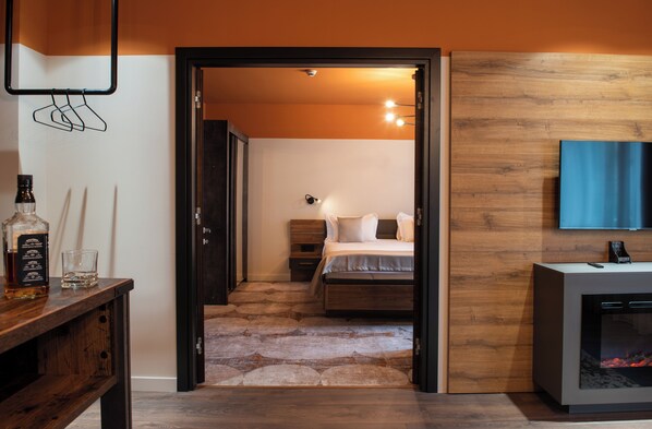 Habitación Premium | Área de sala de estar | Smart TV de 110 cm con canales por cable y televisión