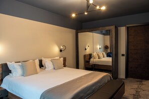 Premium Room | Minibar, in-room safe, desk, laptop workspace