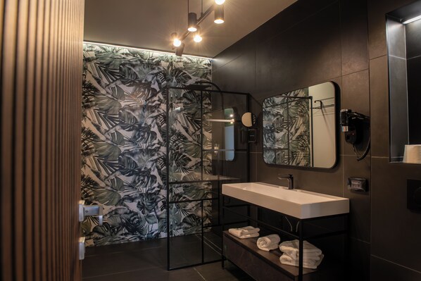 Combined shower/bathtub, deep-soaking bathtub, free toiletries