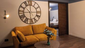 Kamar Premium | Area keluarga | Smart TV 110-cm dengan saluran TV kabel dan TV