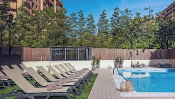 Una piscina al aire libre (de 10:00 a 20:30), sombrillas, tumbonas