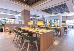 Déjeuner et dîner servis sur place, spécialités Cuisine internationale