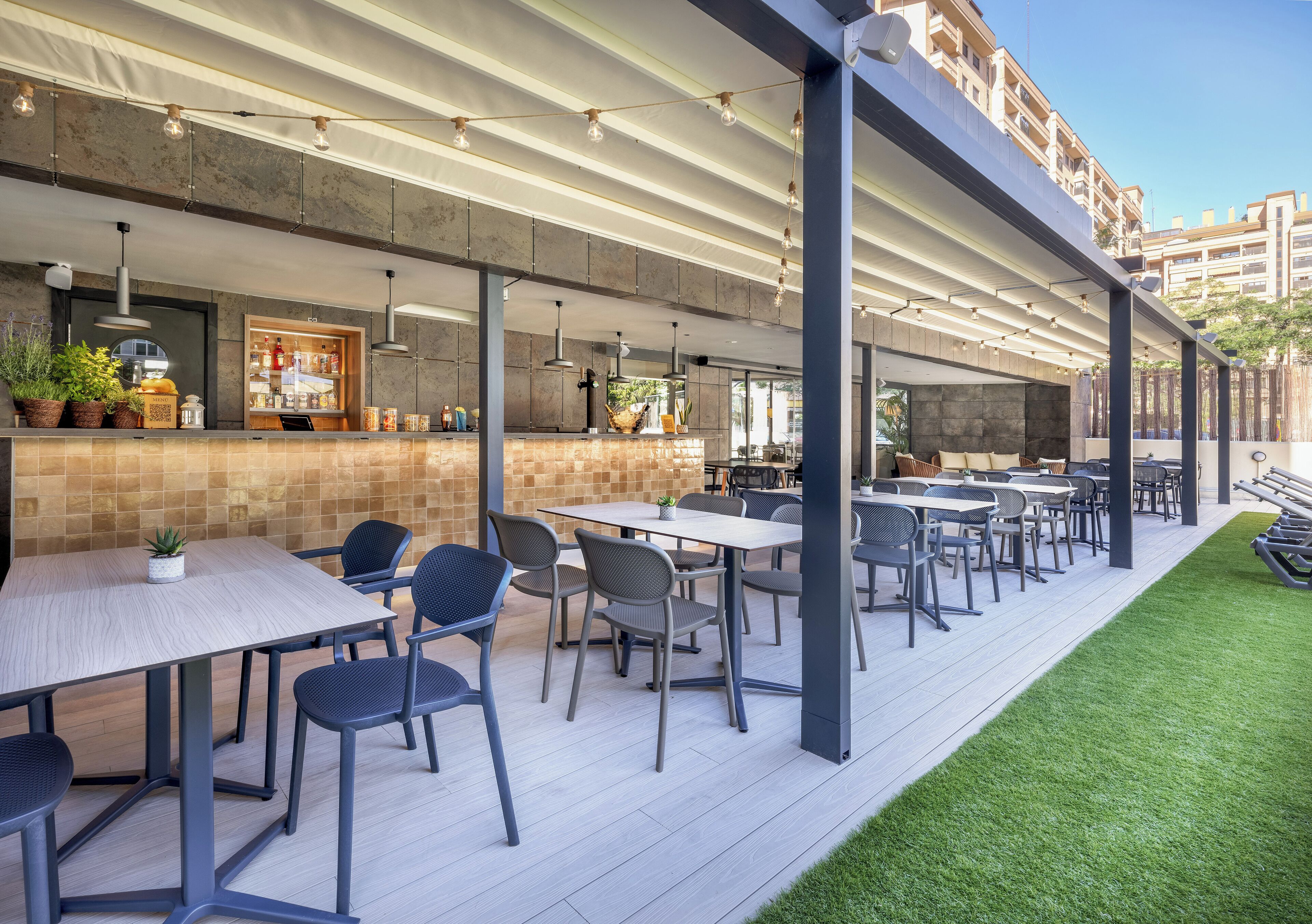 2 bares o lounges, bar en la alberca, bar junto a la alberca 