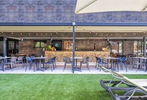 2 bars/lounges, swim-up bar, poolside bar