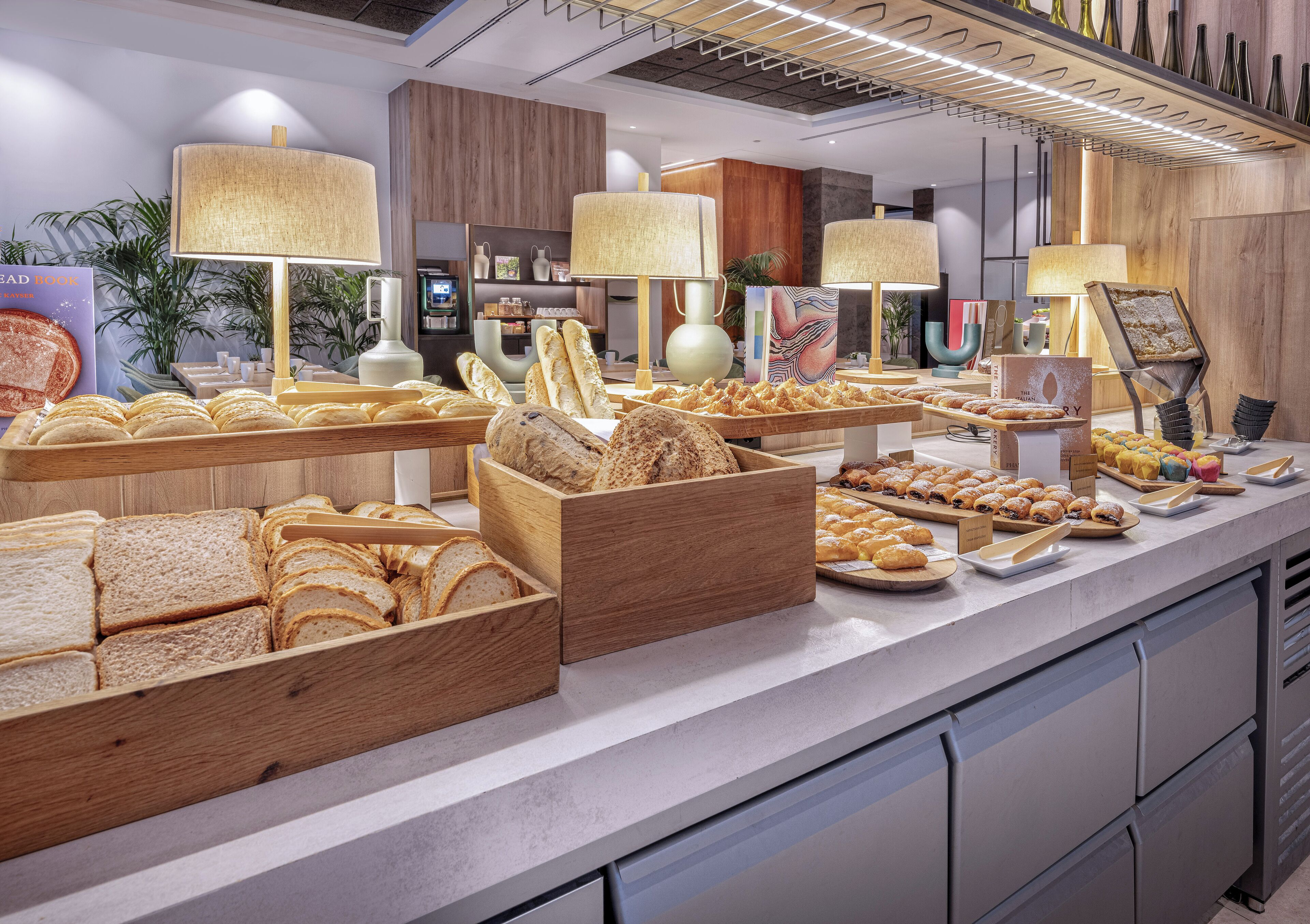 Un buffet proposant une variété de pains et de viennoiseries.