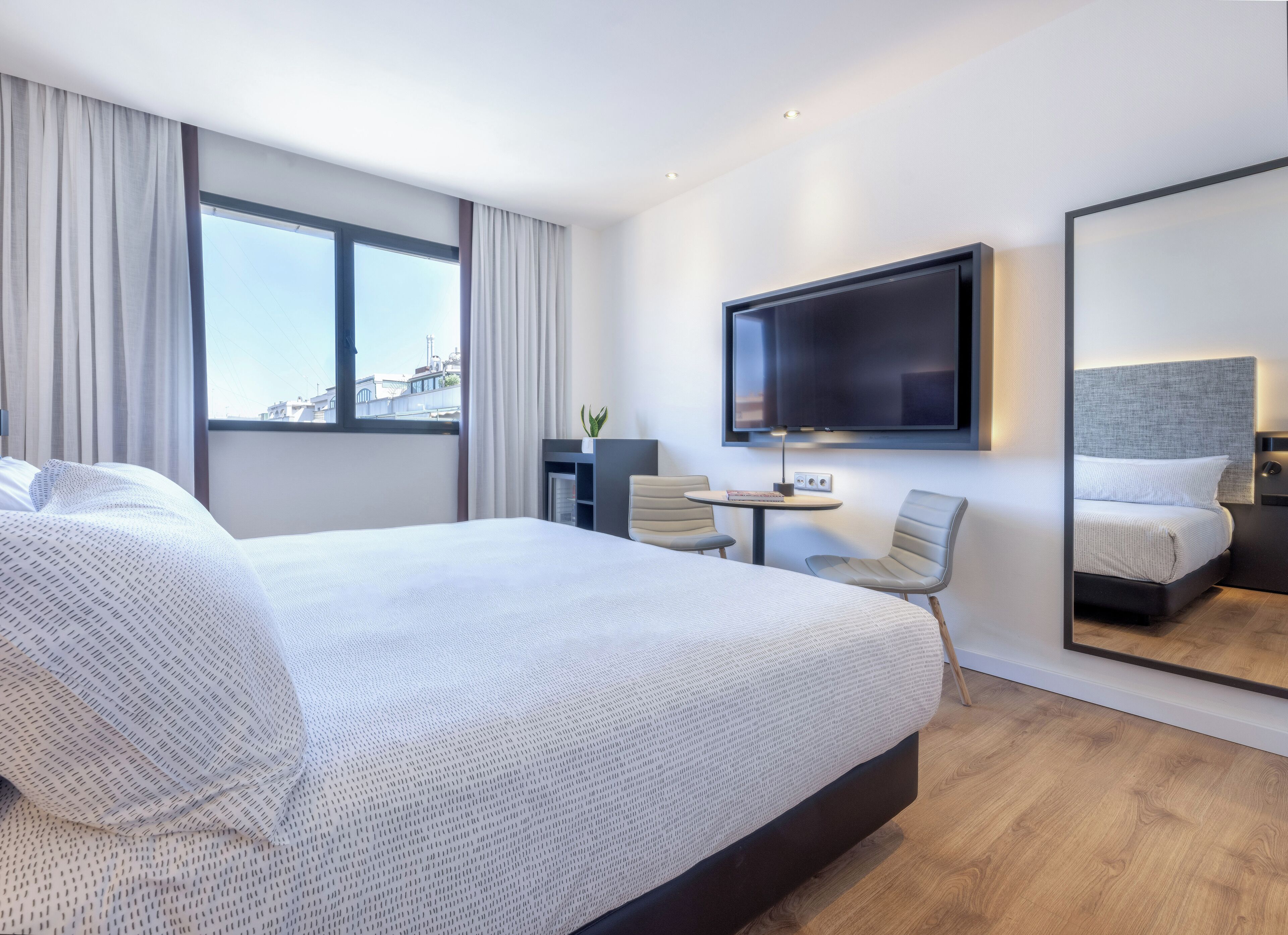 Duntäcken, minibar, värdeförvaringsskåp på rummet och skrivbord