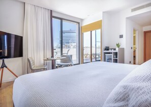 The Studio with Terrace | Edredones de plumas, minibar, caja fuerte y escritorio