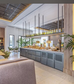 Un bar moderne doté d’un long comptoir, de nombreux espaces pour s’asseoir et d’une variété de bouteilles exposées sur une étagère.