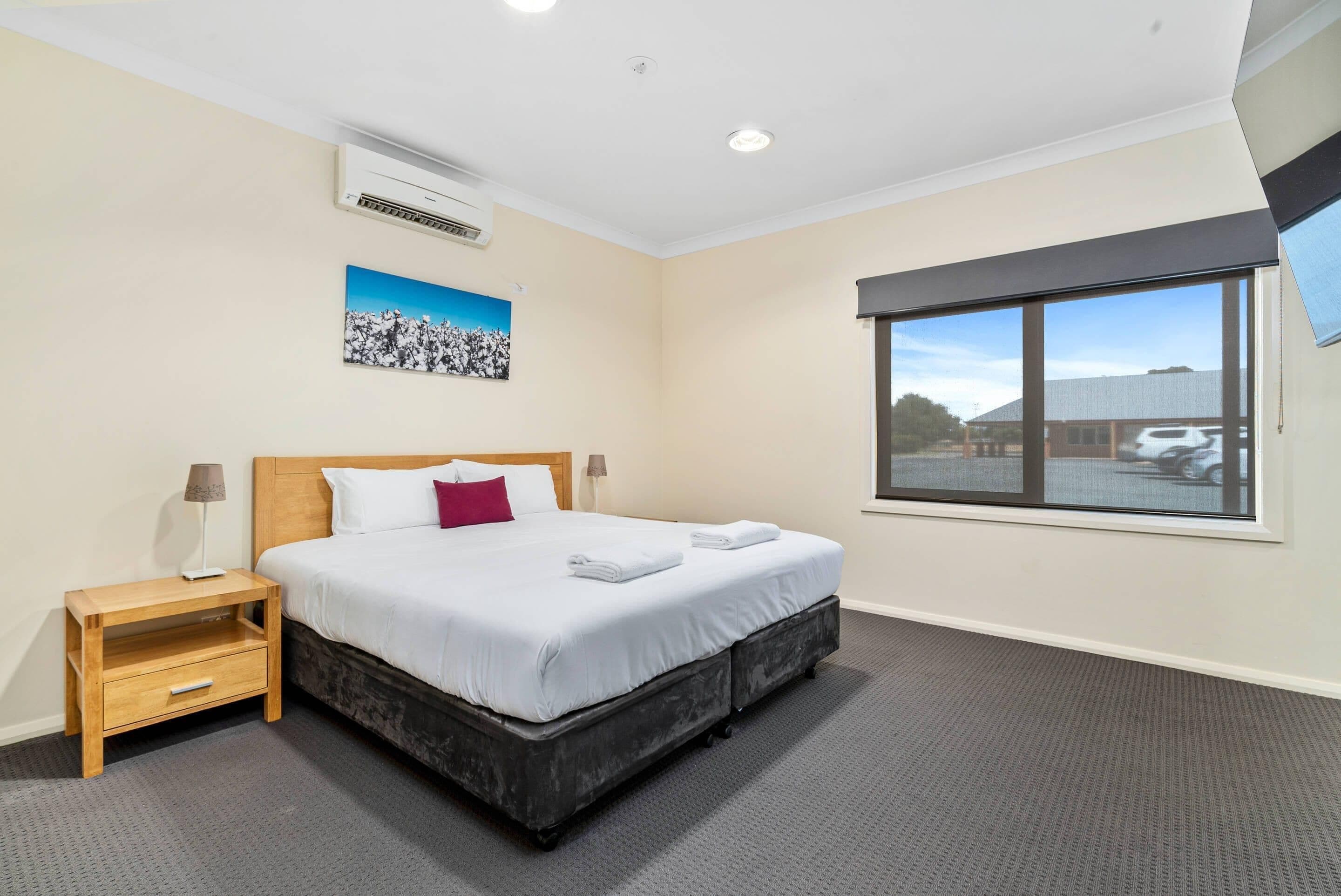 Escritorio, espacio para trabajar con laptop y cortinas blackout 